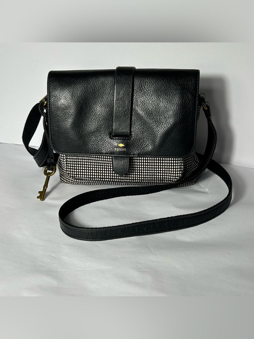 Fossil Kinley Crossbody Bag Black White Fabric Leather Key Charm Classic READ